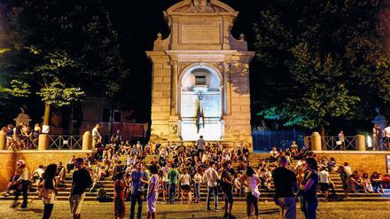 Modisch und antik. Die Jugend Roms trifft sich auf der Piazza Trilussa.