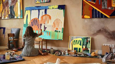 Wie es zum Studio Visit der Malerin Johanna Dumet in Hohenschönhausen geht, steht im neuen Newsletter BERLINER Kunst.