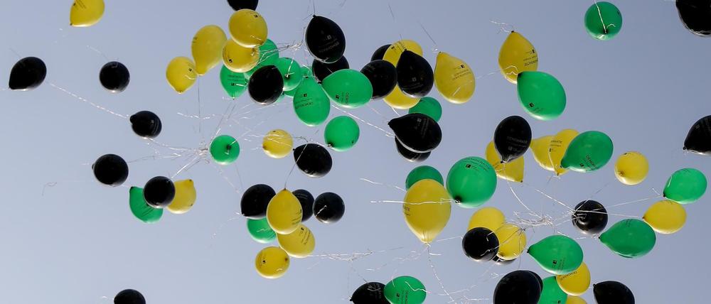 Gehören die verboten? Luftballons am Himmel 