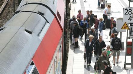 Auf einem Bahnsteig im Bielefelder Hauptbahnhof hat ein Mann eine Schülergruppe attackiert (Symbolbild).