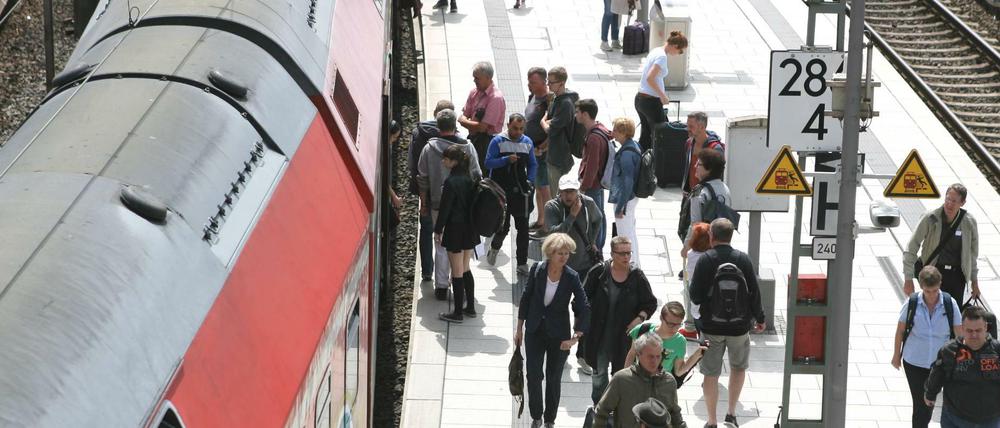 Auf einem Bahnsteig im Bielefelder Hauptbahnhof hat ein Mann eine Schülergruppe attackiert (Symbolbild).