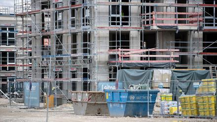 Baustellen wie diese gibt es in Berlin an jeder Ecke. Dem Bedarf an Wohnungen hinkt der Neubau dennoch hinterher. 