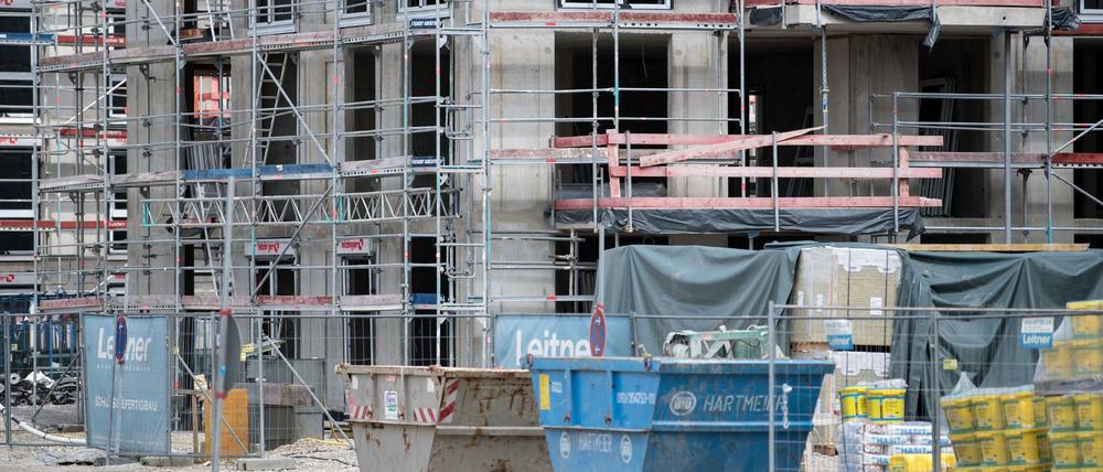 Baustellen wie diese gibt es in Berlin an jeder Ecke. Dem Bedarf an Wohnungen hinkt der Neubau dennoch hinterher.