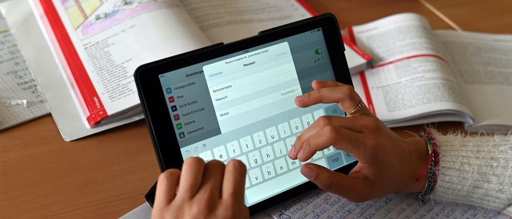 Eine Schülerin arbeitet im Unterricht mit einem Tablet-Computer.