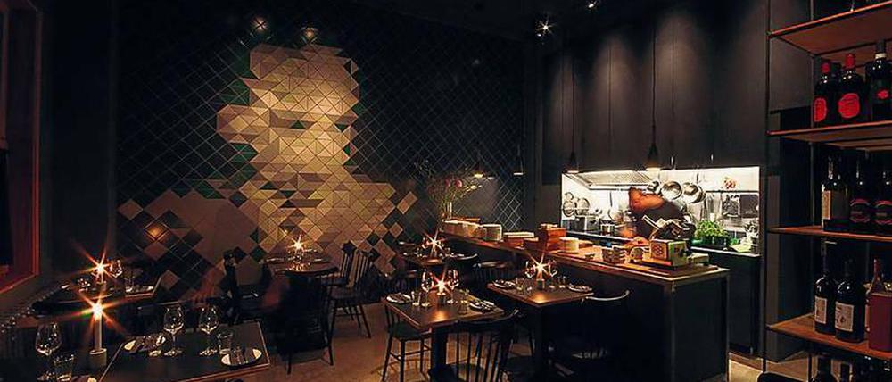 Schick-schummriges Design und zeitgemäße italienische Küche