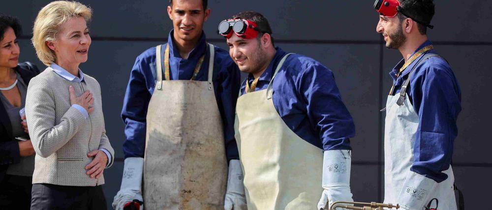 Die damalige Ministerin Ursula von der Leyen besuchte 2016 Flüchtlinge.