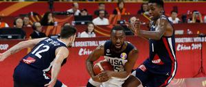 Die Franzosen (links Nando de Colo, rechts Frank Ntilikina) hatten NBA-Allstar Kemba Walker meist gut im Griff.