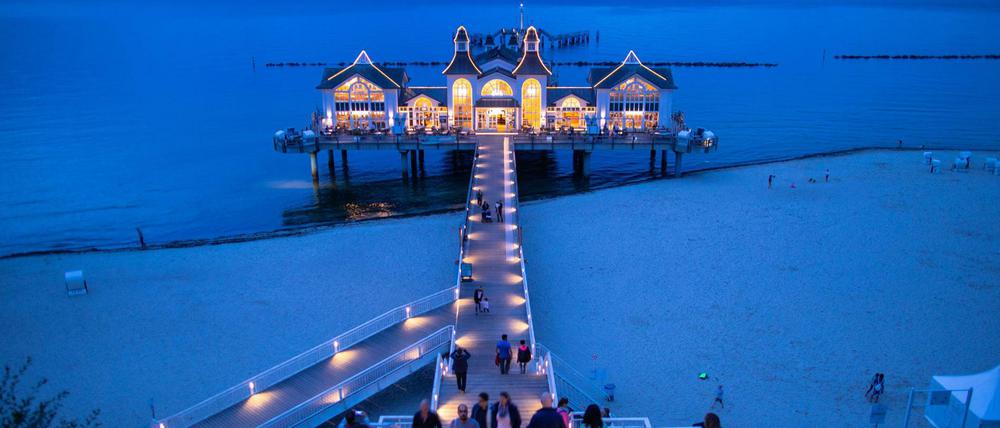 Die beleuchtete Seebrücke von Sellin auf der Insel Rügen – in der Umgebung sollen bald Berliner nicht mehr nur urlauben, sondern wohnen. 