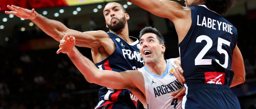 Strecken und siegen. Der Argentinier Luis Scola (M.) zieht mit seinem Team ins WM-Finale ein.