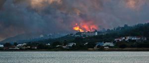 Archiv: Ein Waldbrand in der Nähe der Stadt Pythagorio auf der Insel Samos.