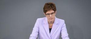 Annegret Kramp-Karrenbauer während einer Debatte im Bundestag.