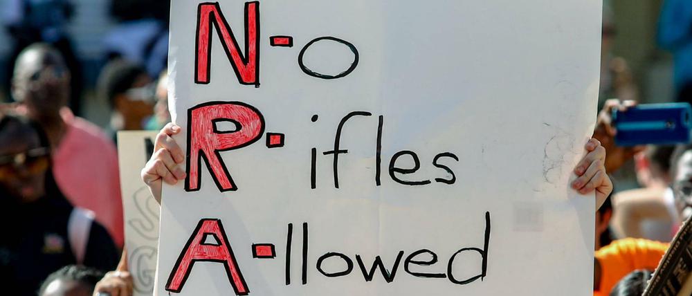 Ein junger Mann demonstriert gegen die Waffenlobby NRA.
