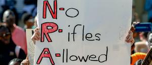 Ein junger Mann demonstriert gegen die Waffenlobby NRA.