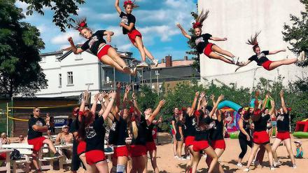Hoch hinaus. Cheerleading ist echter Sport – und das nicht nur für Frauen.