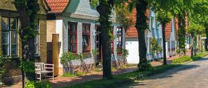 Lange Straße. Hier wohnt der Großteil der 300 Einwohner von Arnis. Auf den Bänken trifft man sich zum Klönschnack.