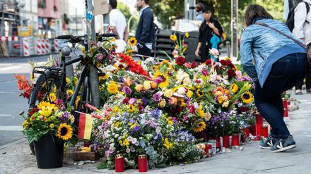 Blumen und Kerzen liegen an der Kreuzung, an der vier Menschen bei einem Verkehrsunfall gestorben sind.