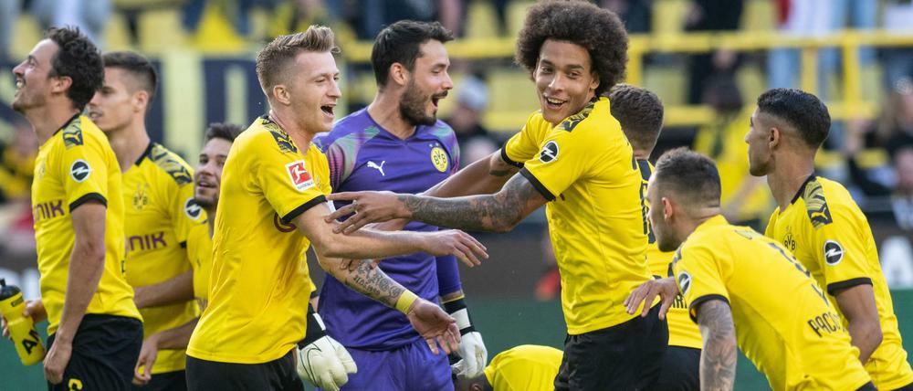 BVB-Spieler jubeln beim Spiel Borussia Dortmund gegen Bayer Leverkusen.