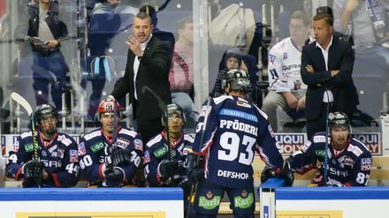 Unzufrieden. Berlins Trainer Serge Aubin kritisiert Leo Pföderl.