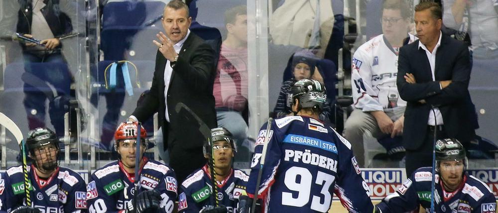 Unzufrieden. Berlins Trainer Serge Aubin kritisiert Leo Pföderl.