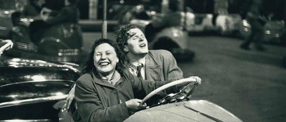 Gemeinsam statt einsam. „Paris, 1952“ aus Robert Franks Fotobuch „Black White and Things“.