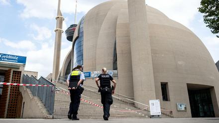 Polizisten patrouillieren an der Zentralmoschee in Köln.
