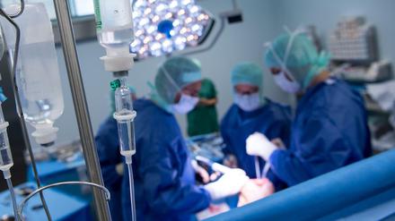 Ein Ärzteteam bei einer Operation.
