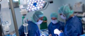 Ein Ärzteteam bei einer Operation.