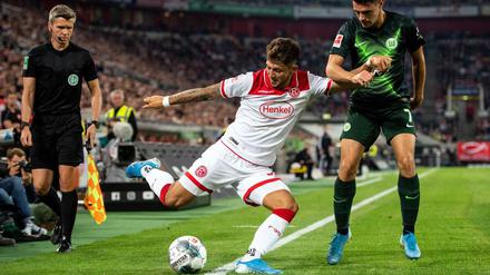 Besagte Szene. Ob der Ball im Aus ist oder nicht, lässt sich nicht zweifelsfrei erkennen.