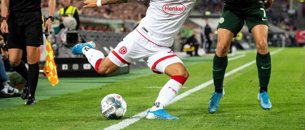 Besagte Szene. Ob der Ball im Aus ist oder nicht, lässt sich nicht zweifelsfrei erkennen.