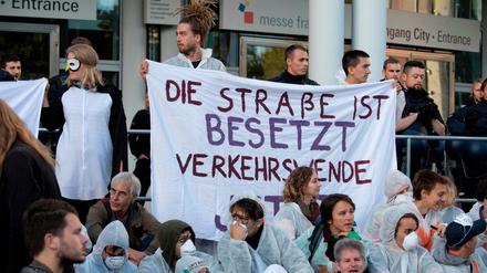 Demonstranten der Gruppe "Sand im Getriebe"
