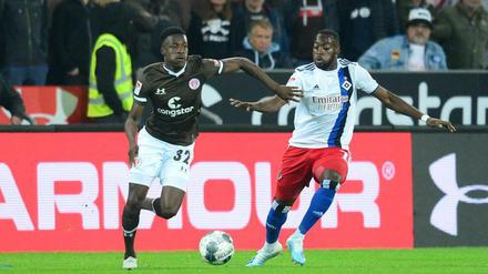 St. Paulis Christian Conteh (links) im Duell mit Khaled Narey.