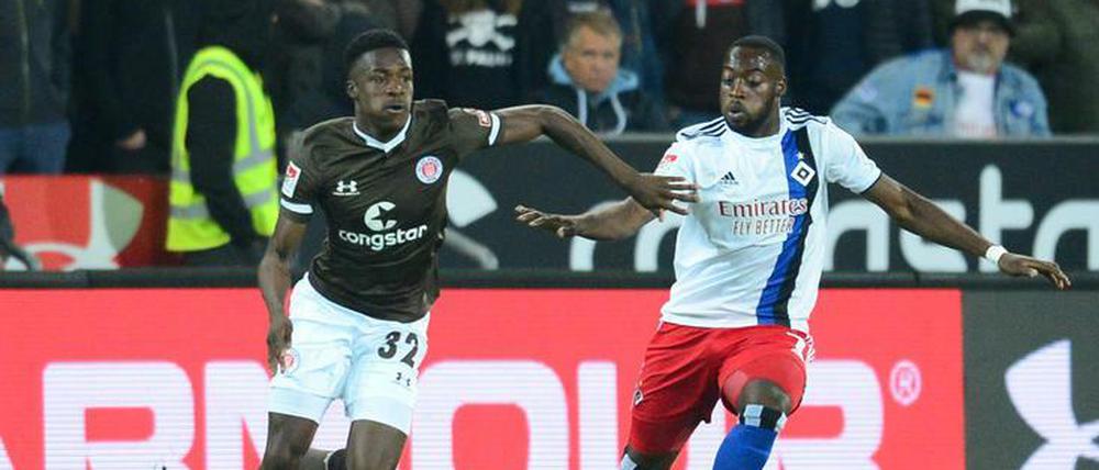 St. Paulis Christian Conteh (links) im Duell mit Khaled Narey.