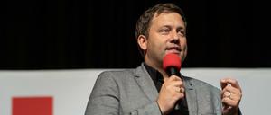 SPD-Generalsekretär Lars Klingbeil am Montagabend bei der Regionalkonferenz im hessischen Baunatal.