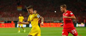 Christopher Lenz (rechts) machte seine Sache gegen den BVB und Marco Reus sehr ordentlich.