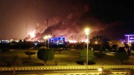Noch immer brennen Aramco-Ölanlagen in Saudi-Arabien.
