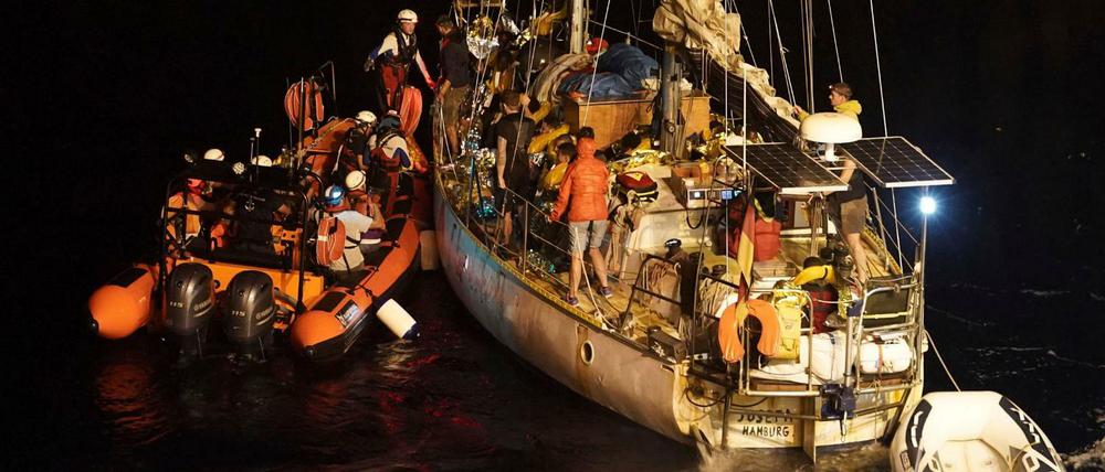 10. September: Mitglieder des Such- und Rettungsteams von SOS Mediterranée bereiten den Umstieg von Menschen, die vom Segelboot "Josefa" gerettet wurden, auf das Rettungsschiff "Ocean Viking" vor.