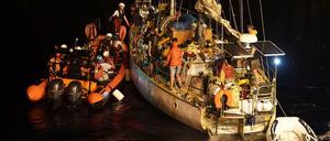 10. September: Mitglieder des Such- und Rettungsteams von SOS Mediterranée bereiten den Umstieg von Menschen, die vom Segelboot "Josefa" gerettet wurden, auf das Rettungsschiff "Ocean Viking" vor.