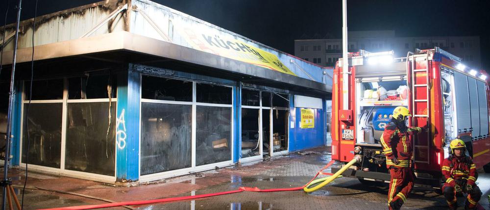Ersten Erkenntnissen zufolge soll das Feuer von einem Sofa, das außen an der Mauer des Gebäudes stand, ausgegangen sein.