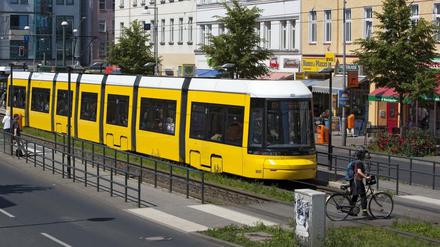 Eine Tram der Metrolinie M4 an der Haltestelle Antonplatz in Weissensee. 