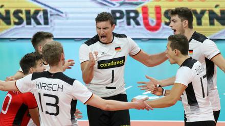 Im dritten Spiel gewannen die deutschen Männer erstmals bei der Volleyball-EM und haben damit weiter Chancen auf den Einzug in die nächste Runde. 
