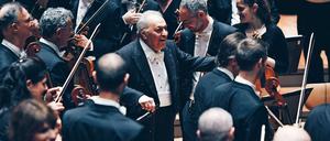Lachender Abschied. Zubin Mehta inmitten seines Israel Philharmonic Orchestra beim Gastspiel in der Philharmonie.