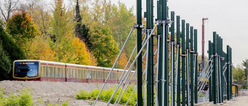 Pfosten für Lärmschutzwände stehen im Abschnitt zwischen dem S-Bahnhof Lichtenrade und der Landesgrenze Berlin-Brandenburg