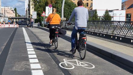 Fahrräder statt Autos auf der Marschallbrücke. Die alte Aufteilung ist an den dunklen Streifen noch zu erkennen. 