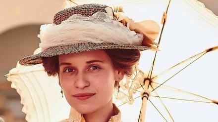 Ottilie von Faber-Castell (Kristin Suckow) erbt das Unternehmen.