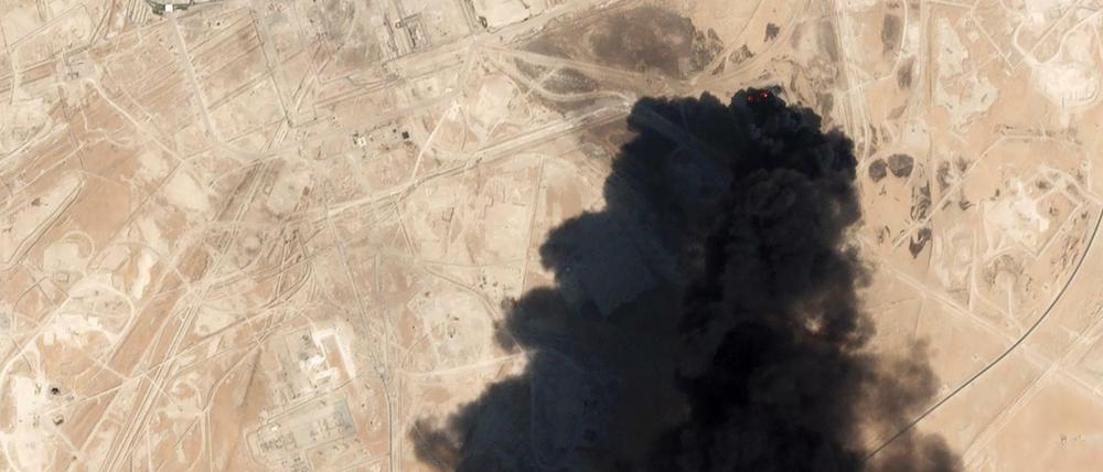 Das Satellitenbild zeigt Rauch, der aus einer Raffinerie aufsteigt.