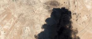 Das Satellitenbild zeigt Rauch, der aus einer Raffinerie aufsteigt.