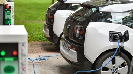 Eingestöpselt: Elektrofahrzeuge von BMW an Ladesäulen im brandenburgischen Schönefeld.
