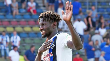 Bedankt. Bakery Jatta schreitet vor die HSV-Fans, nachdem er in Karlsruhe von den Heimfans beleidigt wurde.