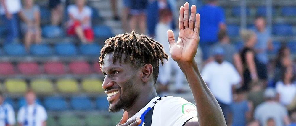 Bedankt. Bakery Jatta schreitet vor die HSV-Fans, nachdem er in Karlsruhe von den Heimfans beleidigt wurde.