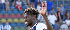 Bedankt. Bakery Jatta schreitet vor die HSV-Fans, nachdem er in Karlsruhe von den Heimfans beleidigt wurde.